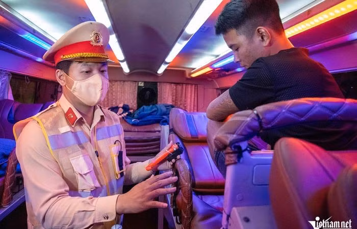 Hà Nội: Kiểm tra xe khách trong đêm, nhiều xe thiếu búa thoát hiểm