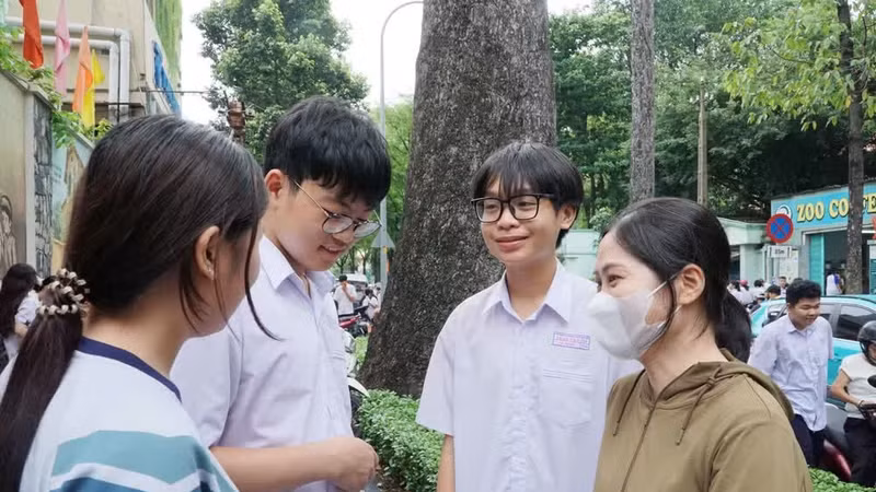 Thí sinh chia sẻ niềm vui với phụ huynh và bạn bè sau khi hoàn thành tốt bài thi. (Ảnh: Thu Hoài/TTXVN)