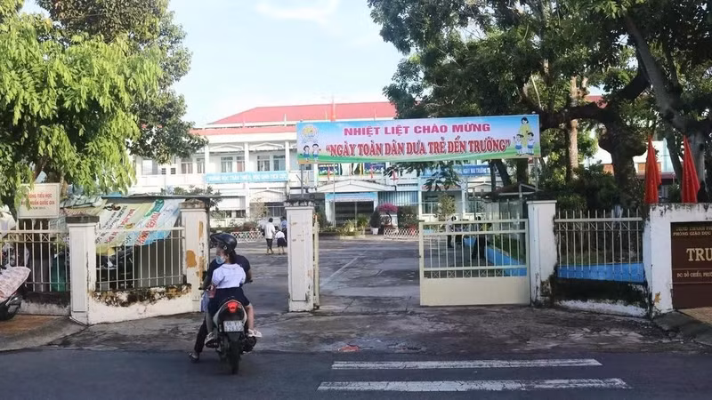 Hàng loạt học sinh nhập viện sau bữa ăn bán trú tại Đồng Tháp