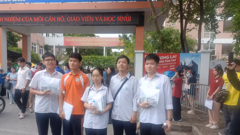 Thí sinh thi môn tự chọn, GDKTPL, tiếng Anh và Lý... chia sẻ khó đạt điểm cao