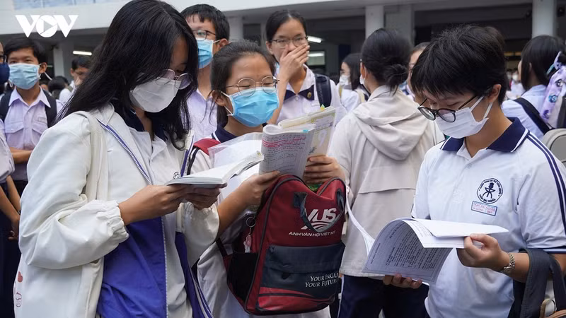 Vì sao cuộc đua vào lớp 10 vẫn căng thẳng hơn cả thi đại học?