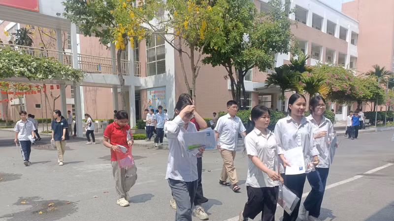 Sáng nay 31/5, gần 125.000 học sinh Hà Nội hoàn thành bài thi môn Toán vào 10