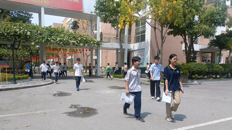 Hà Nội công bố điểm thi lớp 10: Niềm vui vỡ òa và nỗi buồn tiếc nuối