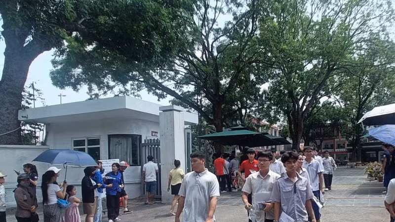 Thí sinh Hà Nội rời phòng thi với nhiều cung bậc cảm xúc