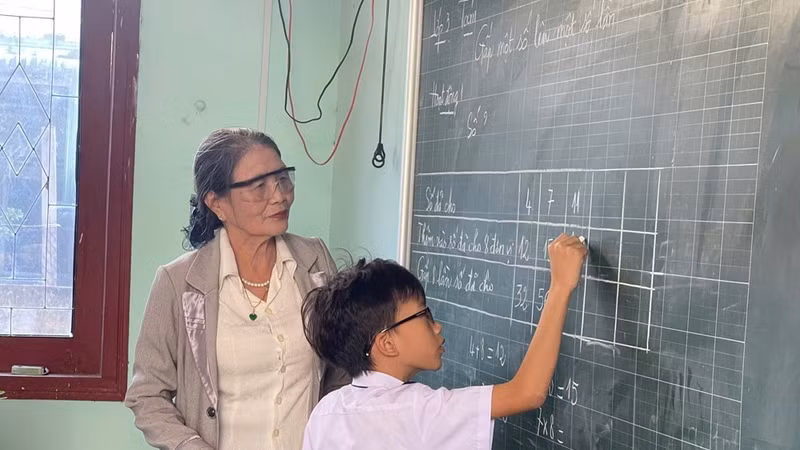 Thông tư mới về nhà giáo thỉnh giảng và hợp đồng toàn thời gian sau nghỉ hưu