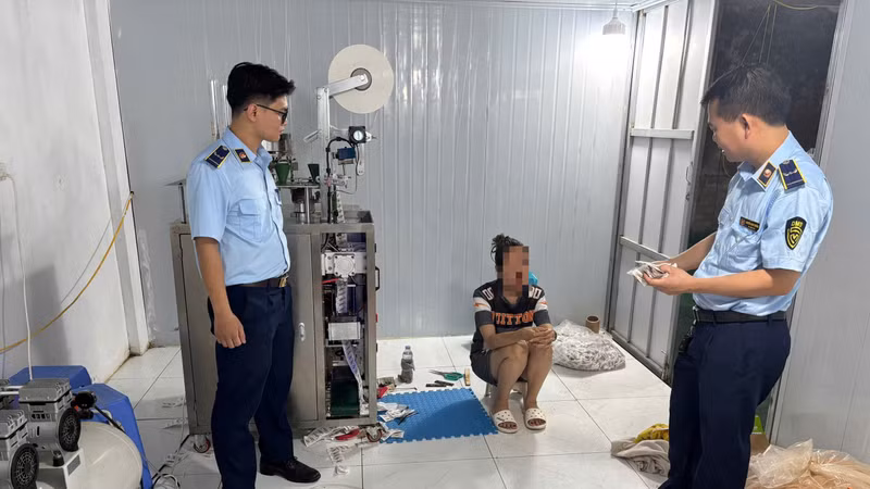 Hàng trăm thùng hàng hóa thực phẩm giả đã bị lực lượng chức năng phát hiện ngăn chặn kịp thời trước khi bị đưa ra thị trường. Ảnh DMS