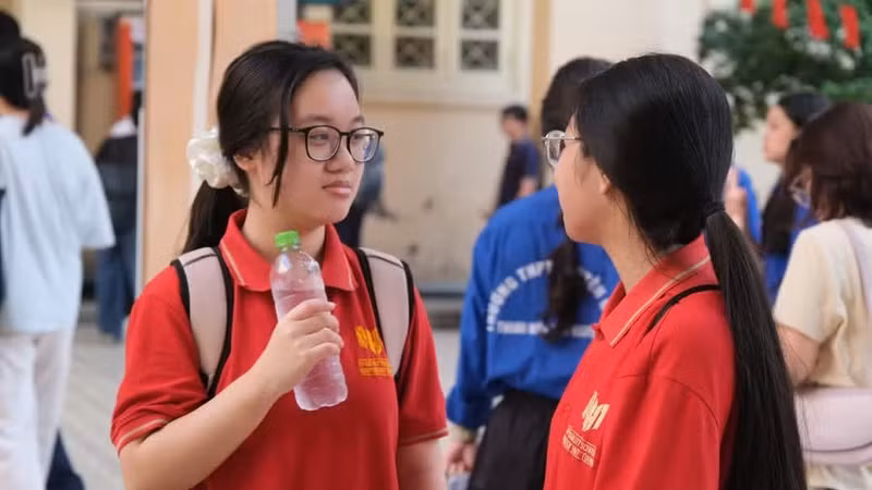 Điểm chuẩn tuyển sinh lớp 10 tại các trường chuyên Hà Nội giảm nhẹ