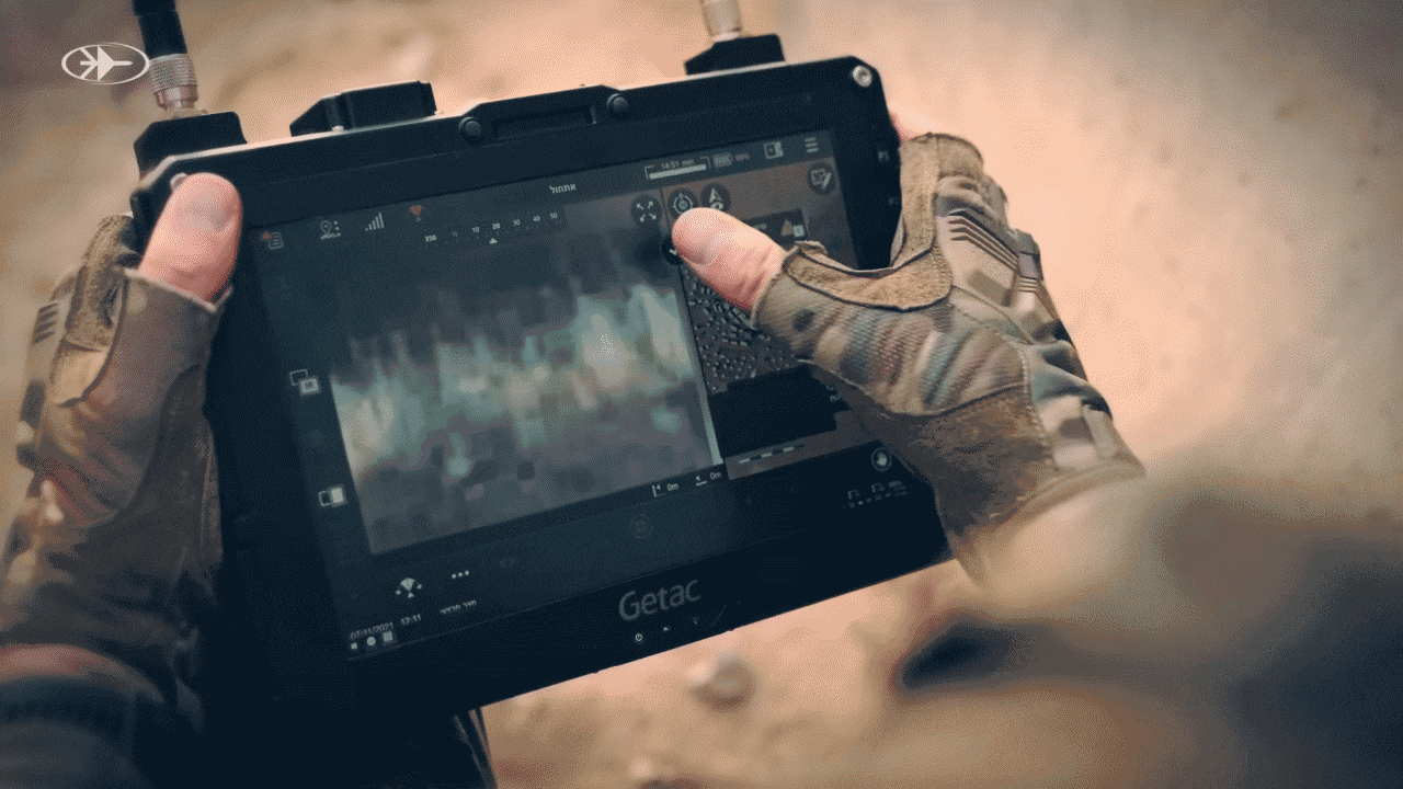 Một trong những ưu điểm then chốt của Spike Firefly là khả năng truyền hình ảnh thời gian thực về trạm điều khiển. Người vận hành có thể quan sát trực tiếp khu vực mục tiêu, đánh giá tình huống chiến thuật và đưa ra quyết định tấn công hoặc hủy nhiệm vụ ngay trong quá trình bay.