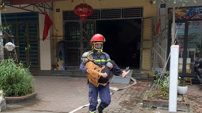 Lực lượng công an Phú Thọ cứu sống cụ bà trong vụ cháy nhà