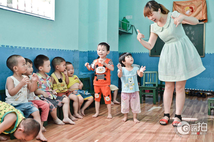 Cô bé bắt đầu tham gia vào các hoạt động cùng các bạn.