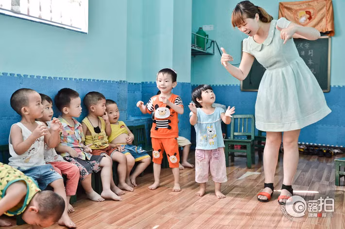 Cô bé bắt đầu tham gia vào các hoạt động cùng các bạn.