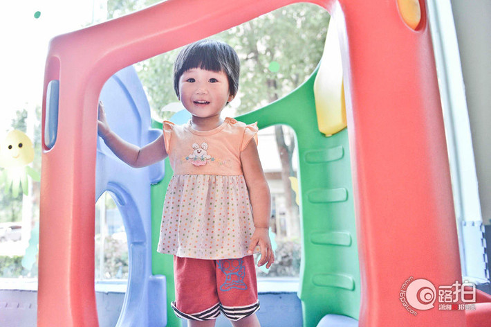 Shu vui vẻ hồn nhiên khi chơi ở trường.