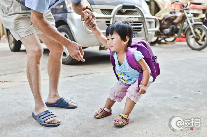 Sau khi biết hoàn cảnh của hai ông cháu bé Shu, một số nhà hảo tâm đã giúp đỡ cô bé được đi học tại trường mẫu giáo để đỡ gánh nặng cho người ông.