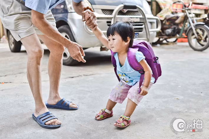 Sau khi biết hoàn cảnh của hai ông cháu bé Shu, một số nhà hảo tâm đã giúp đỡ cô bé được đi học tại trường mẫu giáo để đỡ gánh nặng cho người ông.