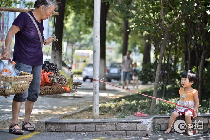 Thỉnh thoảng, cũng có những người bán hàng rong đi qua nói chuyện bới Shu.