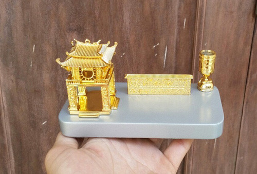 Biểu tượng Khuê Văn Các để bàn học, bàn làm việc với dòng chữ "Hiền tài là nguyên khí của Quốc gia".