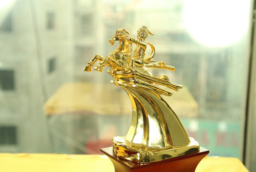 Tượng Thánh Gióng mạ vàng 24K.