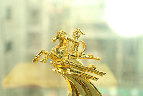 Để chế tác ra bộ quà tặng này các nghệ nhân phải mất gần một tháng làm việc liên tục. Các công đoạn từ lên ý tưởng, thiết kế 3D theo biểu tượng thật, sau đó được tạo sáp, và đúc đồng đều phải làm rất tỉ mỉ. Công đoạn khó tiếp theo là khâu làm nguội để xử lý bề mặt sau khi đúc. Toàn bộ sản phẩm được đúc bằng đồng vàng nguyên khối, bề mặt phủ vàng 24K.