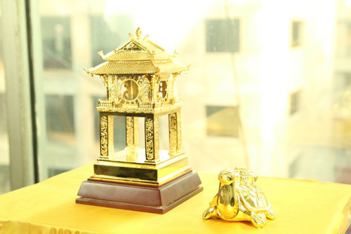 Gần đây, một công ty đã cho ra mắt bộ sản phẩm mạ vàng 24 K độc đáo. Trong đó, biểu tượng Khuê Văn Các và "linh vật rùa cõng sách" mạ vàng 24K đã thu hút sự quan tâm của đông đảo khách hàng.
