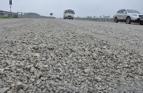 Tuy nhiên, chỉ sau 5 tháng thông xe, cao tốc Cầu Giẽ - Ninh Bình bắt đầu xuống cấp. Mặt đường bong tróc, xuất hiện ổ voi, ổ gà, đá dăm lổn nhổn. Nhiều đoạn hỏng được vá tạm bợ, dù phương tiện đi trên tuyến phải nộp phí khá cao.