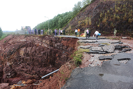 Huyện Đầm Hà đang huy động lực lượng, phương tiện để gia cố, phủ bạt phòng tránh tình trạng mưa lớn tiếp tục làm sạt lở thân đập.