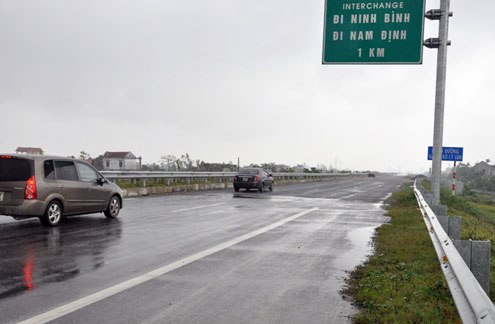 2. Cao tốc Cầu Giẽ - Ninh Bình. Cao tốc Cầu Giẽ - Ninh Bình cũng là một trong những dự án đường cao tốc mà VEC dự kiến bán. Cao tốc này thông xe toàn tuyến ngày 30/6/2012, có tổng chiều dài 50 km, 6 làn xe; tiêu chuẩn đường cao tốc loại A, tốc độ thiết kế 100 - 120km một giờ. Tổng vốn đầu tư của dự án là 8.974 tỷ đồng theo hình thức BOT. Mức phí được VEC thu trên đầu phương tiện hiện là 70.000 đồng mỗi lượt, riêng xe tải - container từ 100.000 đồng đến 280.000 đồng.