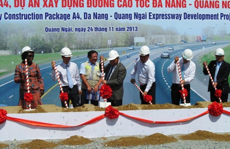 5. Cao tốc Đà Nẵng - Quảng Ngãi. Dự án đường cao tốc Đà Nẵng - Quảng Ngãi dài 140km là một phần của tuyến đường bộ cao tốc Bắc - Nam. Tổng mức đầu tư toàn dự án này là 27.968 tỷ đồng (tương đương 1.472 triệu USD), sử dụng vốn vay của JICA, Ngân hàng Thế giới và vốn đối ứng của Chính phủ Việt Nam (trung bình mỗi km ngốn 199,77 tỷ đồng).