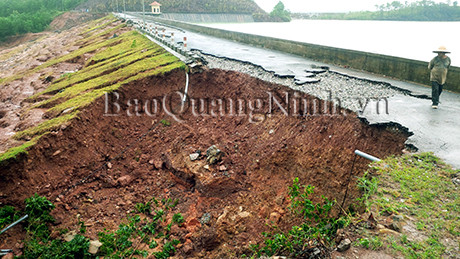 Một phần đập chính của Đầm Hà Động cũng đã bị hư hỏng.