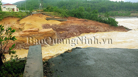 Cận cảnh đoạn đập phụ của Đầm Hà Động bị vỡ. Nước ùn ùn đổ về thị trấn Đầm Hà.