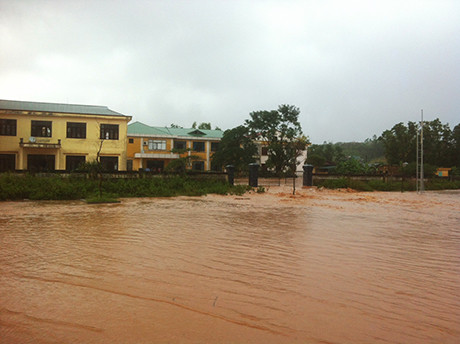 Lãnh đạo tỉnh Quảng Ninh và các đơn vị chức năng đang có mặt tại hiện trường để xử lý sự cố. Công tác di dân đang được tiến hành khẩn trương để đưa người dân ra khỏi khu vực xung yếu, tránh thiệt hại đáng tiếc.