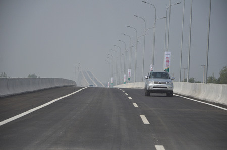 Dự án này được khởi công xây dựng vào ngày 3/10/2009 với quy mô 4–8 làn xe trên tổng chiều dài 55,7 km, tổng vốn đầu tư là 18.884 tỷ đồng, được sự hỗ trợ của Ngân hàng Phát triển Châu Á và Ngân hàng Hợp tác Quốc tế Nhật Bản (JBIC). Khoảng 20 km trong tổng số 55 km của đường cao tốc, đoạn từ đường vành đai phía đông (thuộc Quận 9) đến Quốc lộ 51 phần thuộc tỉnh Đồng Nai đã được thông xe vào đầu tháng 1/2014. Đoạn còn lại được tiếp tục thi công và sẽ hoàn thành trong năm 2015.