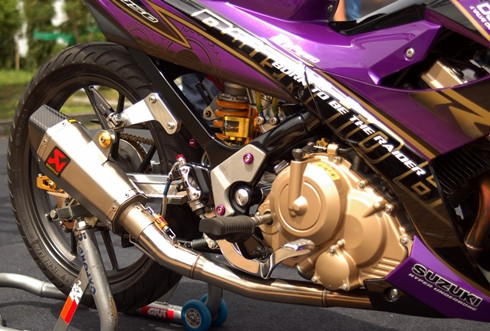 Dù có tên thế nào, người ta vẫn nhận ra bản chất của xe với kiểu dáng và động cơ đặc trưng mà Suzuki dành riêng cho đứa con cưng này.