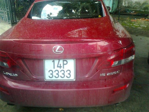 Xe mui trần trẻ trung Lexus IS 250C biển số tứ quý 3. Biển số này biểu tượng cho sự bền vững, sáng tạo và mạnh mẽ.