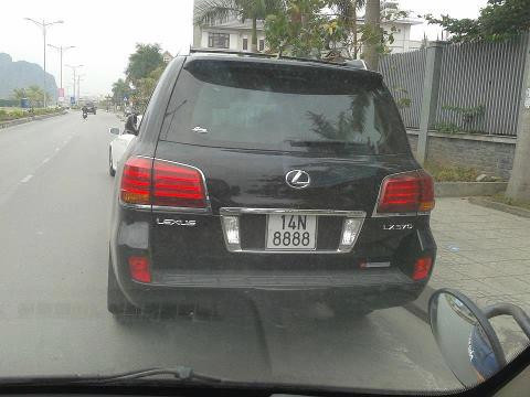 Thêm một siêu xe Lexus LX 570 đeo biển tứ quý 8. Biển này tượng trưng cho sự thịnh vượng, sức khỏe và may mắn.