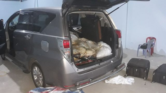 Chiếc xe ô tô 7 chỗ chứa 500kg ma tuý đá tại nhà kho của các đối tượng