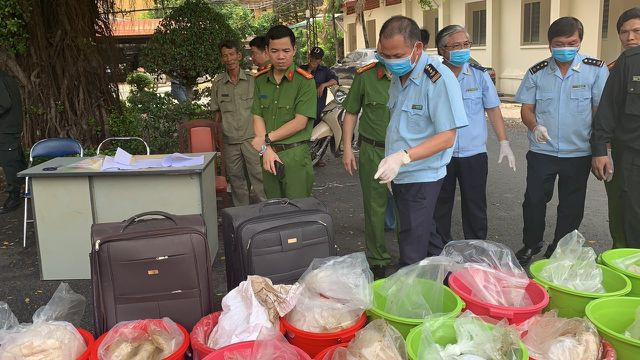 Cơ quan chức năng tiến hành kiểm đếm tang vật