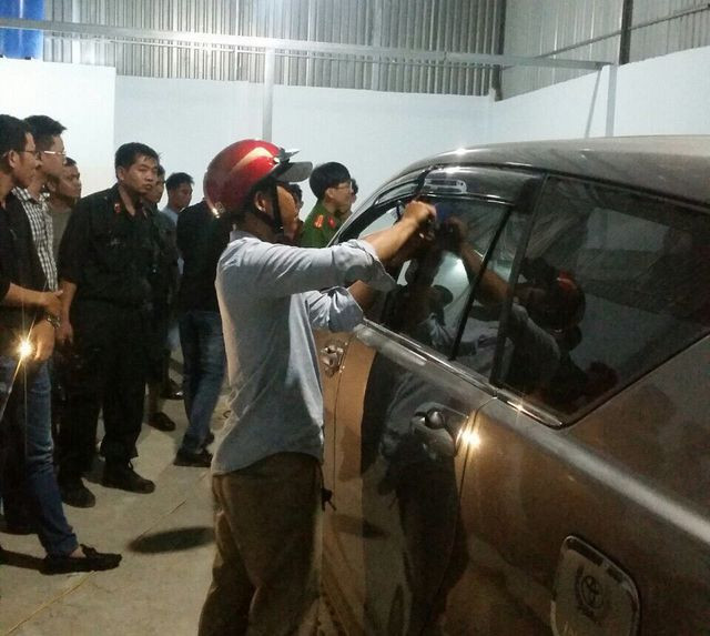 Cảnh sát kiểm tra chiếc xe