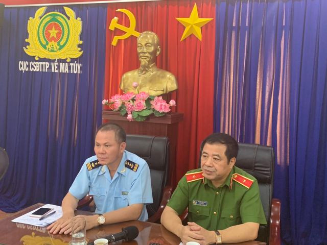 Cục trưởng Cục Hải quan TPHCM Đinh Ngọc Thắng và Thiếu tướng Phạm Văn Các - Cục trưởng Cục Cảnh sát điều tra tội phạm về ma tuý – Bộ Công an thông tin đến báo chí vụ bắt ma tuý khủng