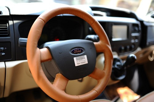 Nhờ đó, hành khách tha hồ truy cập internet để giải trí, xử lý công việc... khi xe được trang bị phát sóng wifi. Toàn bộ không gian xe toát lên sự sang trọng bởi chất liệu da và nhiều mảng ốp gỗ khẳng định đẳng cấp của dòng xe.