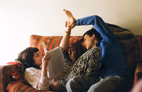 Chia sẻ quá nhiều về bản thân: Dù việc chia sẻ những suy nghĩ, sở thích, những nhu cầu và mơ ước của bản thân với người yêu là cần thiết và nên làm nhưng nếu bạn chia sẻ tất cả mọi thứ riêng tư, có thể sẽ làm giảm sự hấp dẫn mà người ấy cần khám phá ở bạn. Hãy giữ cho riêng mình những ý tưởng độc đáo, những nét cá tinh riêng và thể hiện chúng trong các dịp đặc biệt. 