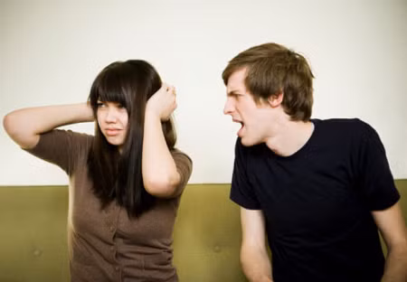 Xung đột nơi công cộng: Các đôi yêu nhau thường không tránh khỏi những chuyện xung đột. Nếu bạn để những chuyện xung đột diễn ra thường xuyên và công khai trước mọi người, mối quan hệ của bạn sẽ rất dễ bị tổn thương. Bạn nên cố gắng bình tĩnh và kiểm soát những cơn bực tức để giữ cho mọi chuyện không trở nên tồi tệ.