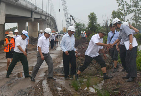 Ngày 22/7/2014, Bộ trưởng Đinh La Thăng đã cùng đoàn công tác đi kiểm tra công trình xây dựng cầu Năm Căn (thuộc Dự án đường Hồ Chí Minh) thuộc địa bàn tỉnh Cà Mau. Trong ảnh, Bộ trưởng Thăng xắn quần, lội bùn kiểm tra việc thi công cầu. Khi phát hiện cầu Năm Căn sử dụng “răng lược khe co giãn” của Trung Quốc trong khi mặt hàng này các doanh nghiệp trong nước đã sản xuất được với chất lượng tốt, giá thành lại rẻ hơn, Bộ trưởng đã phê bình luôn Ban Quản lý dự án, đơn vị thi công.