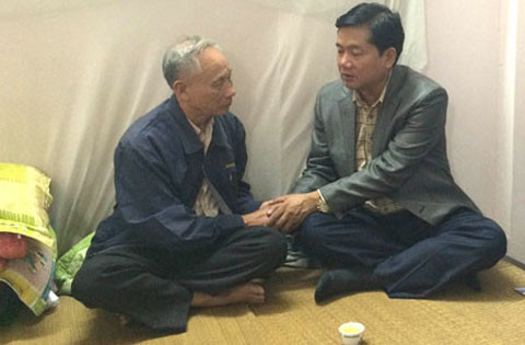 Mới đây, vụ tai nạn đường sắt trên cao ở Hà Nội đã khiến anh Nguyễn Như Ngọc (33 tuổi, ở Hà Nội) tử vong, để lại bao đau xót cho bố mẹ già, vợ trẻ và 2 con thơ của nạn nhân. Ngay sau khi tai nạn xảy ra, Bộ trưởng Thăng đã đến thăm hỏi gia đình nạn nhân. Khi biết chị Hà - vợ anh Ngọc làm xa nhà và theo ca, giờ chồng mất càng neo người chăm sóc con cái, Bộ trưởng Thăng đã đề nghị các đơn vị trong ngành bố trí, sắp xếp cho chị về làm việc tại Chi nhánh Tổng Công ty Hàng không Việt Nam, khu vực miền Bắc, từ 15/11.