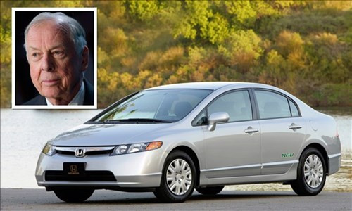 T. Boone Pickens - Chủ tịch quỹ đầu tư BP Capital Management tại Mỹ lựa chọn chiếc Honda Civic làm bạn đồng hành với mình trong nhiều năm liên tiếp. Chiếc xe được ông tậu về với giá chỉ 18.000 USD.