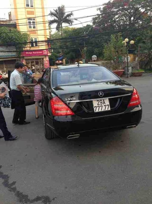 Mercedes S500 hybrid có giá gần 6 tỷ đồng đeo biển 777.77 nhập hộ khẩu Hà Nội.