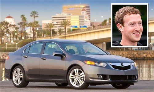Tỷ phú trẻ tài năng của thế giới Mark Zuckerberg, người sáng lập ra Facebook thường xuyên xuất hiện bên chiếc xe Acura TSX. Đây là mẫu sedan hạng trung dành cho thương gia có giá chỉ hơn 30.000 USD.