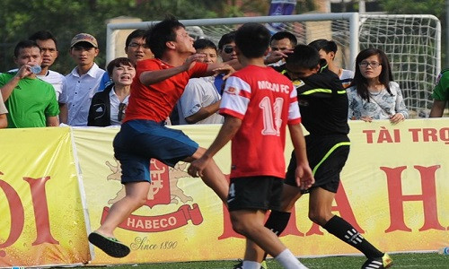 Sự hung dữ của thành viên trong đội bóng Hải Anh khiến không một khán giả nào dám vào can thiệp.