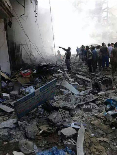 Người dân dập tắt lửa sau một cuộc không kích.