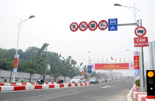 "Toàn bộ biển báo trên các tuyến đường bình thường hạn chế tốc độ dưới 40km/h sẽ thay thế hết, tốc độ này thậm chí còn gây nguy hiểm và không đảm bảo an toàn lưu thông, ngoại trừ các tuyến đường thuộc công trường đang thi công thì phải cắm biển 20-30km/h", ông Huyện tuyên bố. Ảnh: Đường bộ VN.