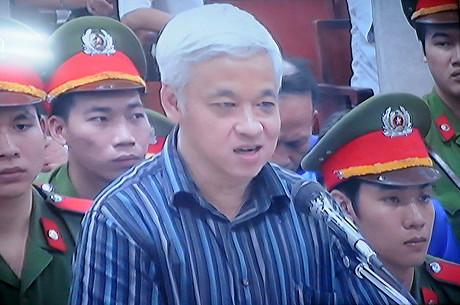 6. Bầu Kiên khóc, dặn vợ không được chạy án khi nói lời cuối cùng. Tại phiên toà xét xử bầu Kiên và đồng phạm ngày 2/6, bị cáo Nguyễn Đức Kiên và các bị cáo khác đã đứng lên trước vành móng ngựa để nói lời sau cùng. Bầu Kiên khi nói lời cuối cùng vẫn khẳng định mình vô tội và dặn vợ không được chạy án. Ông cũng rớm nước mắt khi dặn dò các con mình, và dành phần lớn thời gian để nói về ngân hàng ACB.